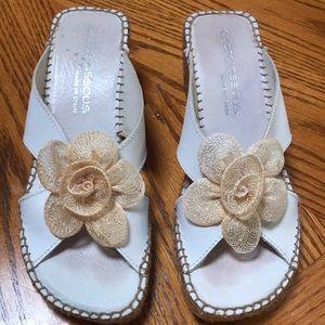 Andre assous white leather flower slides Size 9